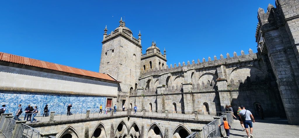 Se do Porto cathedral and cloister terrace
