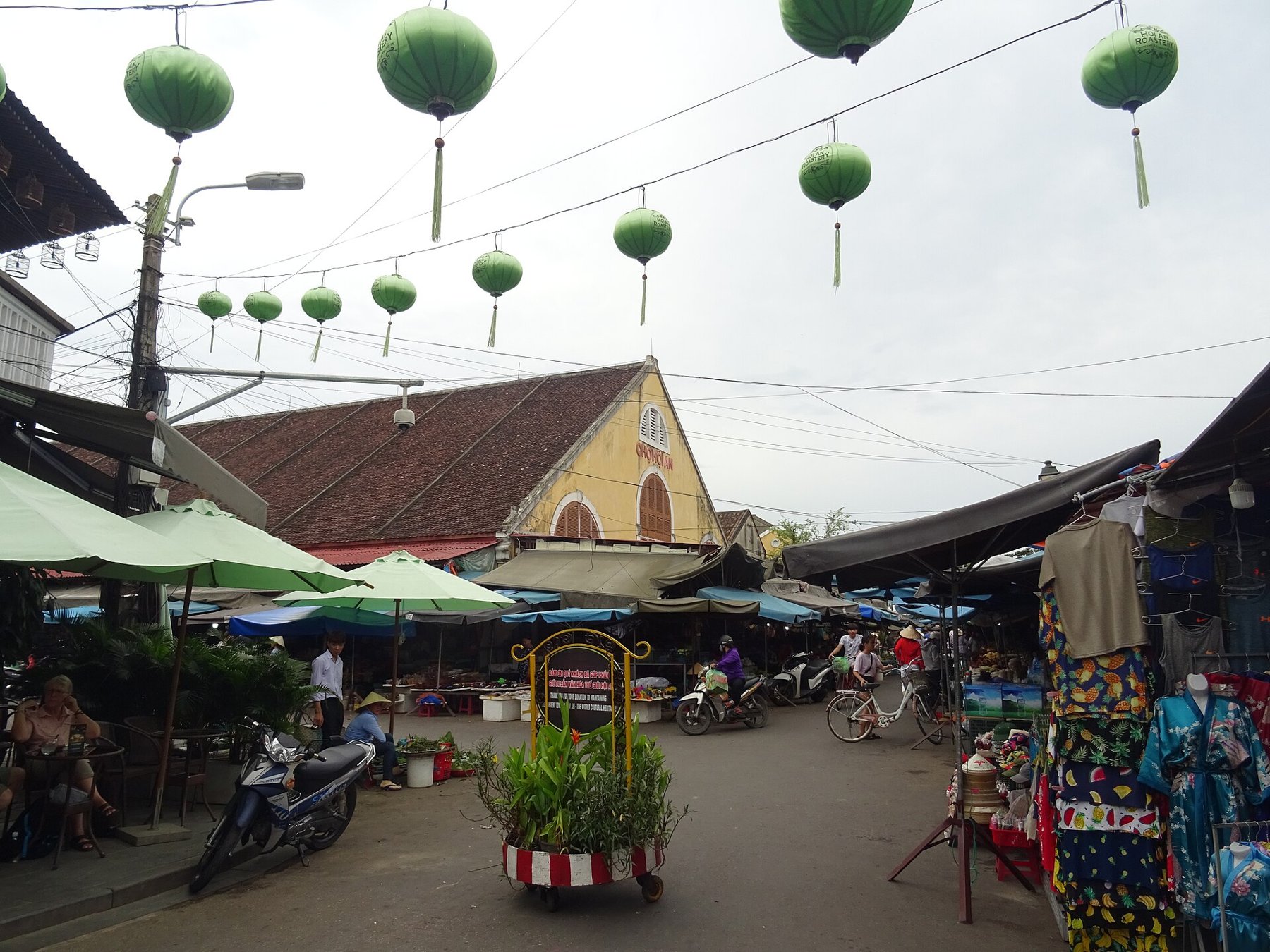 Hoi An Central Market food stalls