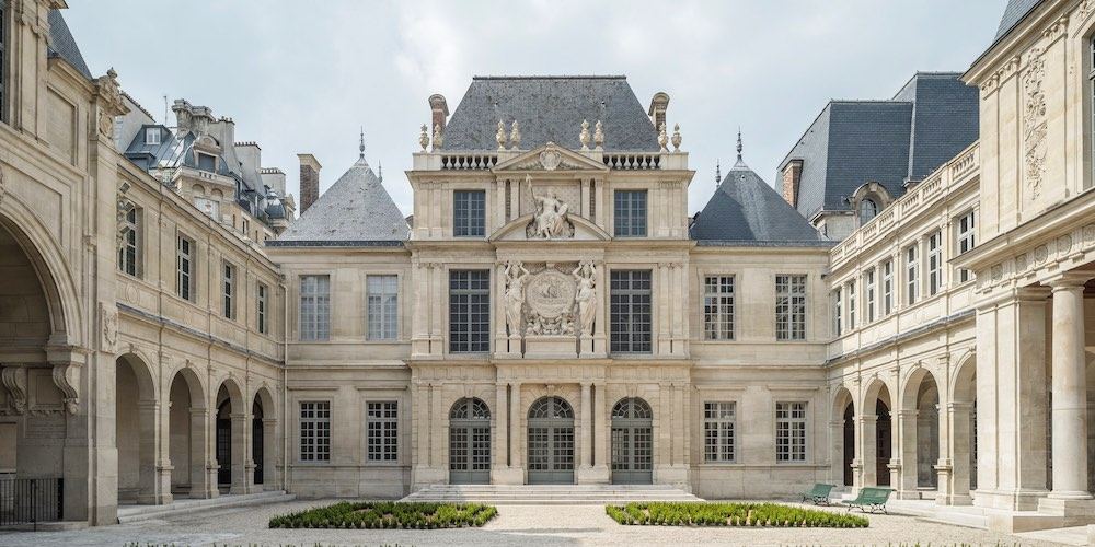Musee Carnavalet Paris mansion courtyard museum