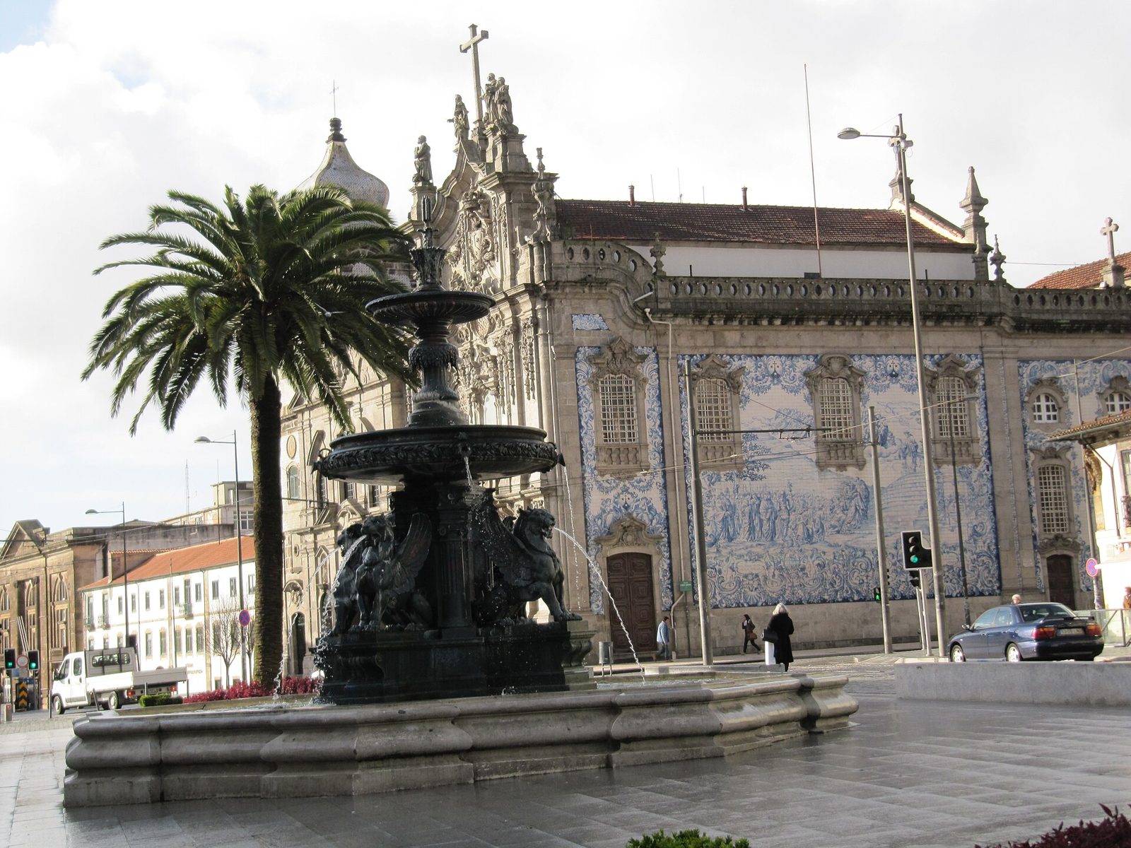 The azulejo side wall of the Igreja do Carmo, Porto